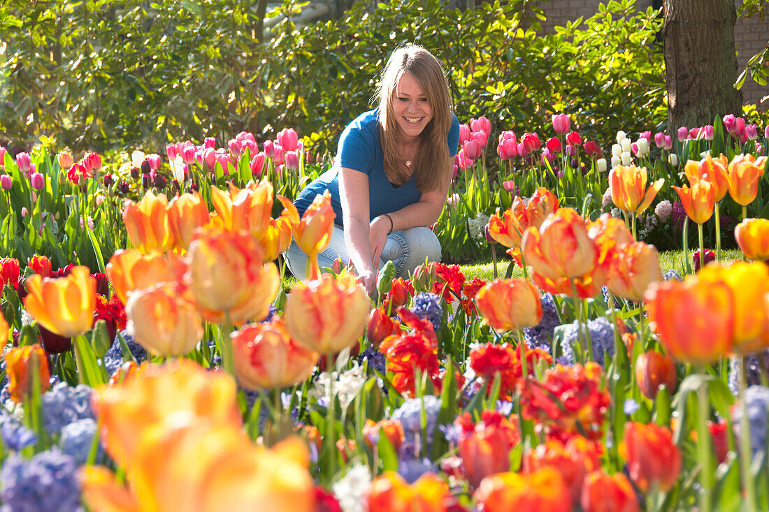 Frau im Frühlingsgarten