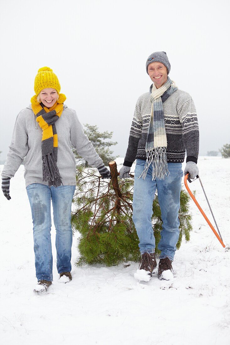 Pärchen mit Weihnachtsbaum