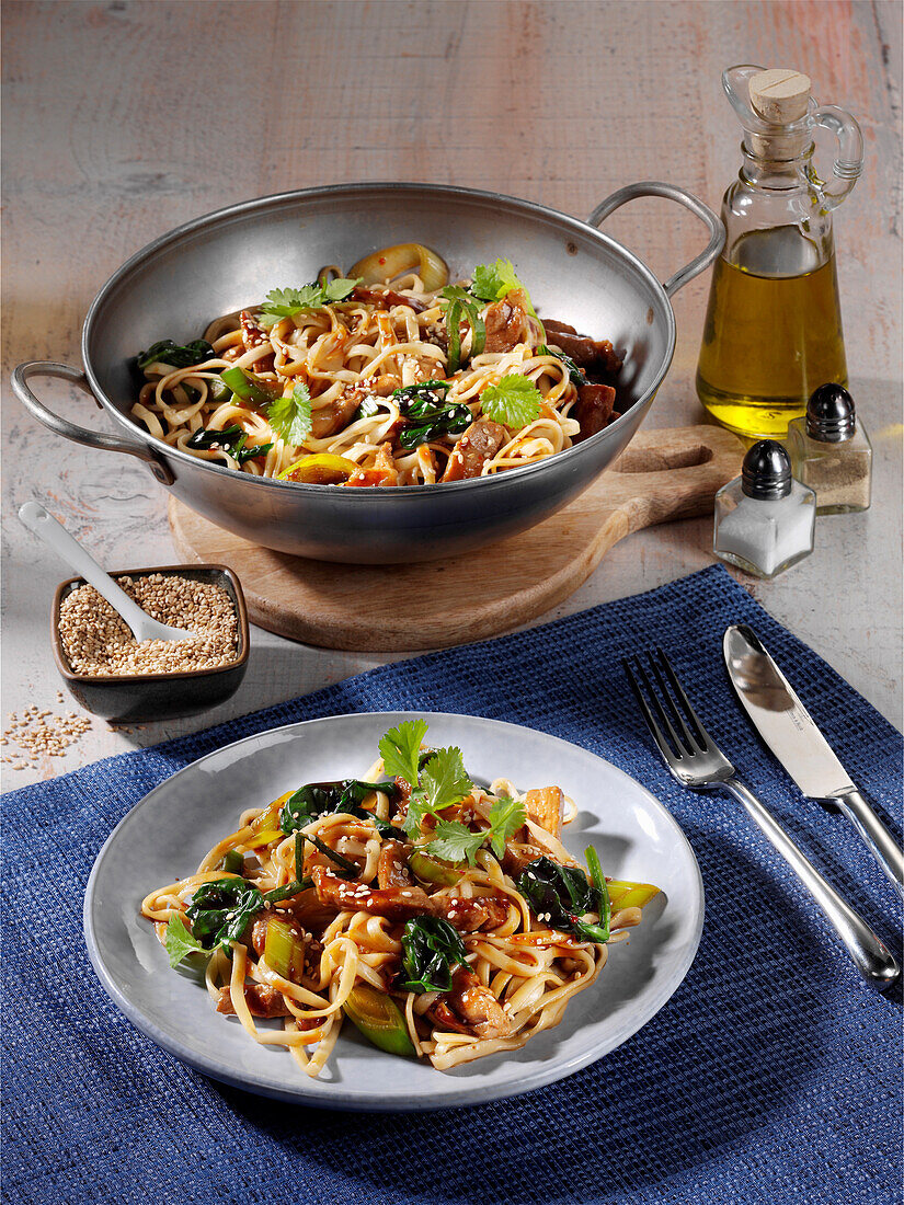 Gebratene Nudelnpfanne mit Schweinefilet und Teriyakisauce