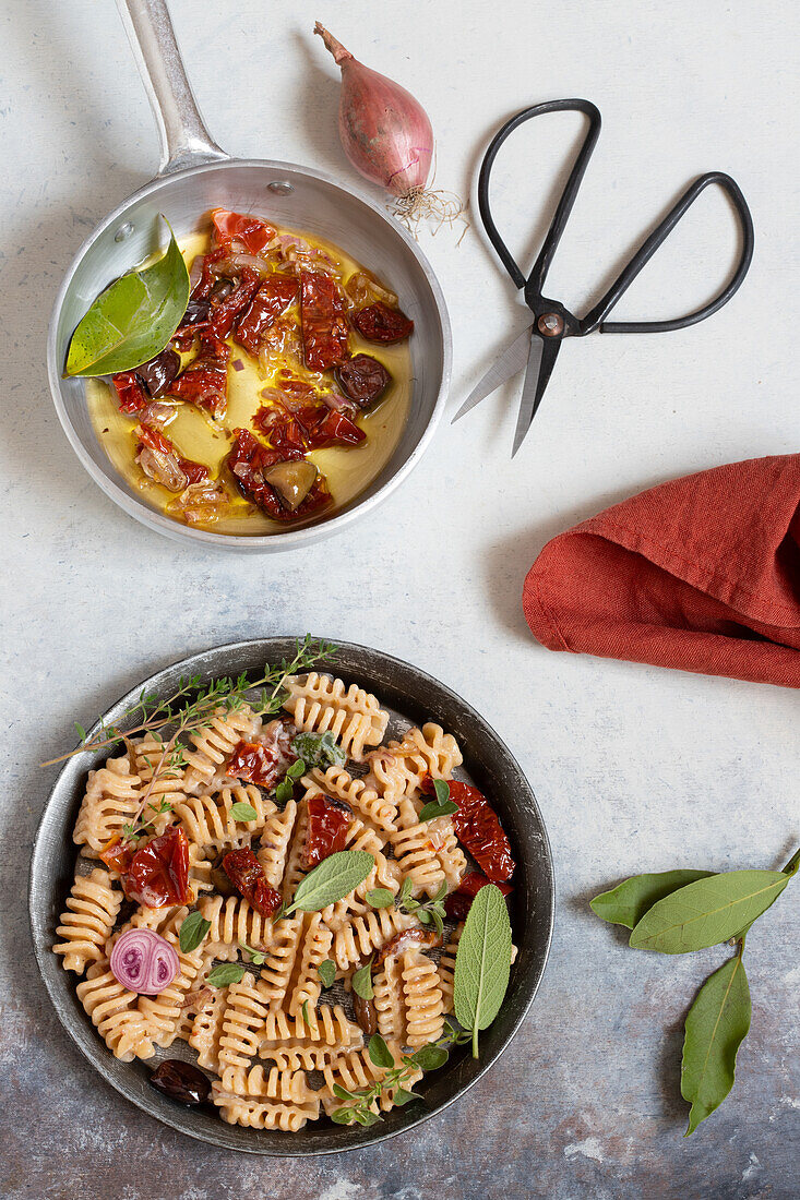 Radiatori mit getrockneten Tomaten, schwarzen Oliven und Mascarpone