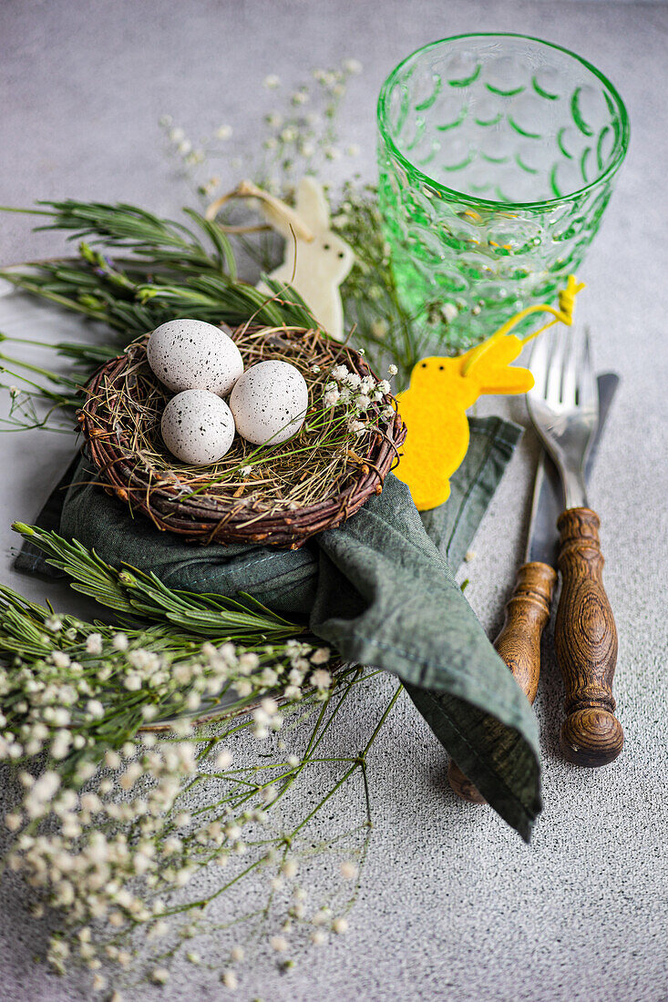 Festliches Ostergedeck mit Nest und Eiern