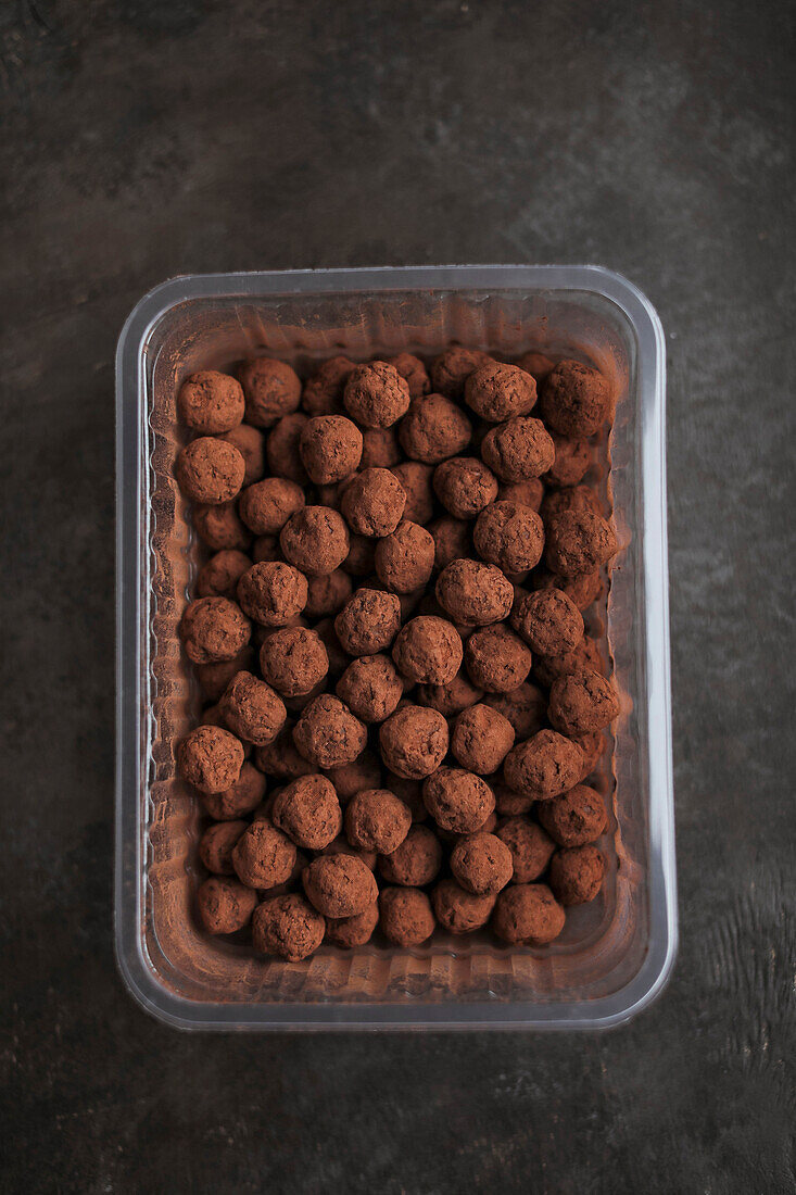 Chocolate truffles with cocoa powder