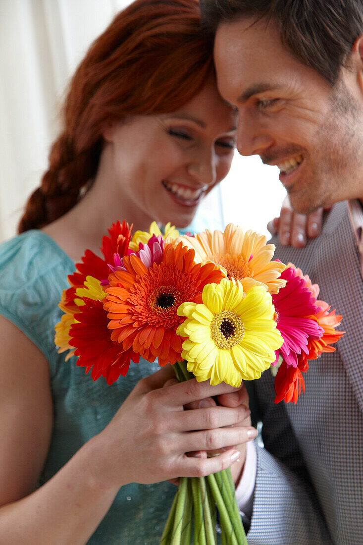 Paar mit Blumen in der Hand