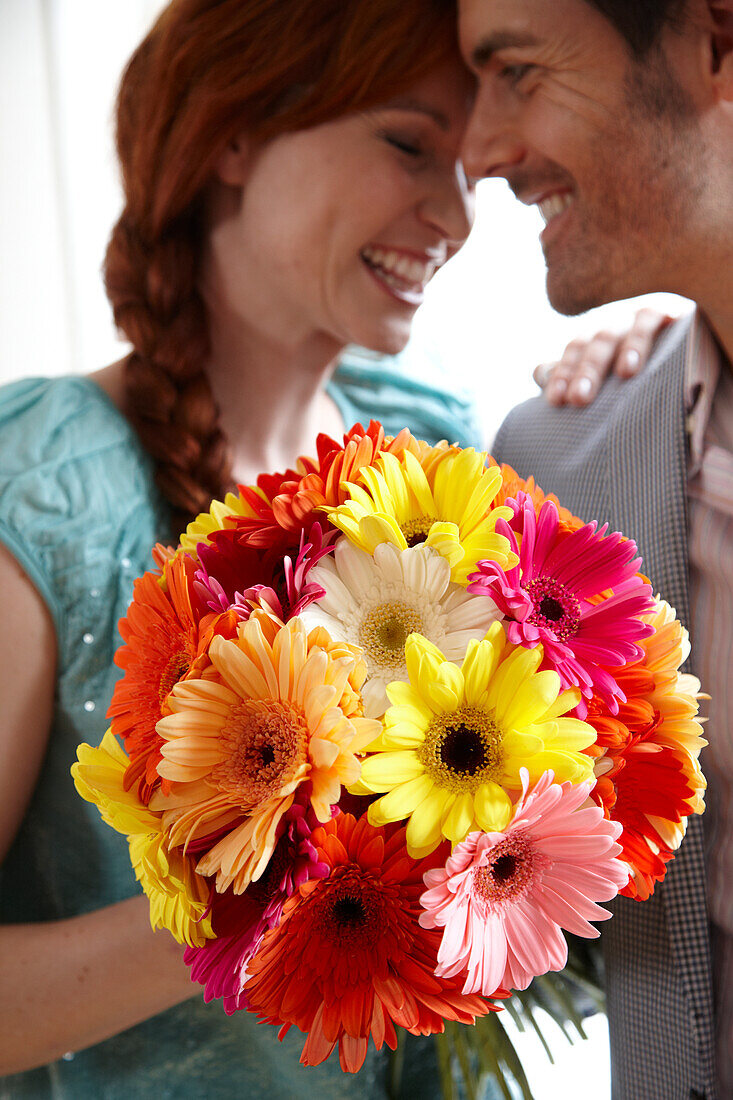 Paar mit Blumen in der Hand