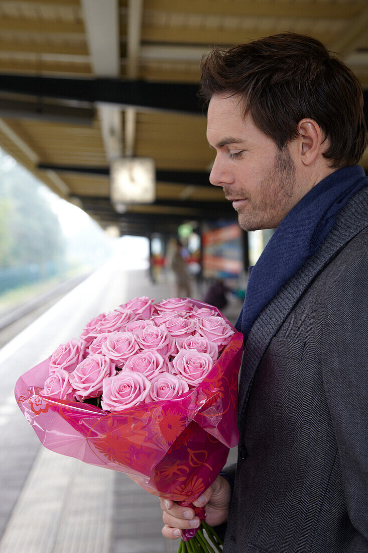 Mann hält Blumen