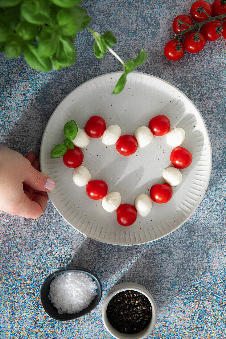 Herz aus Kirschtomaten und Mini-Mozzarella