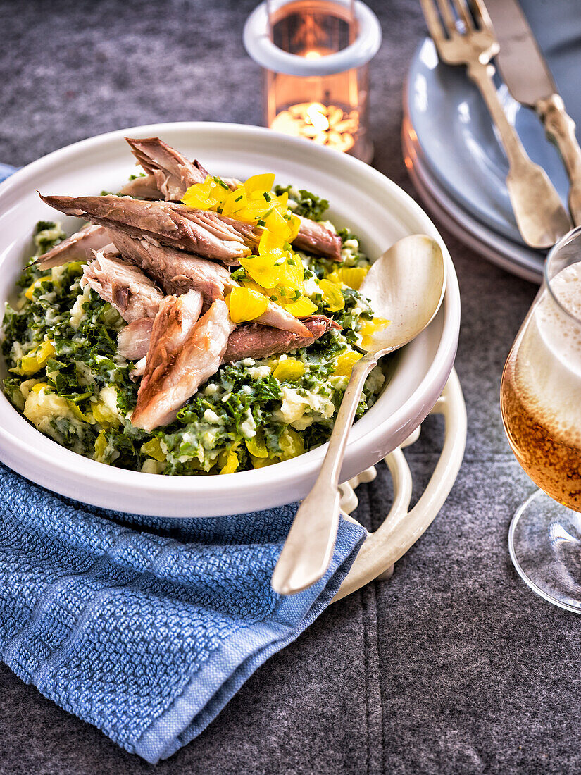 Green cabbage stew with smoked mackerel
