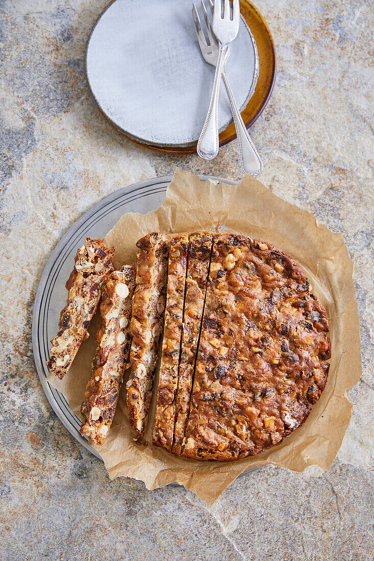 Panforte di Siena (Gebäck mit Nüssen, Trockenfrüchten und Gewürzen, Toskana, Italien)