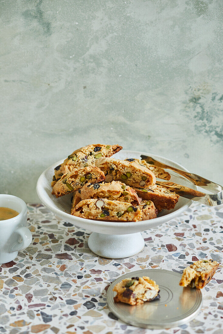 Cantuccini mit Pistazien, Haselnüssen und weißer Schokolade