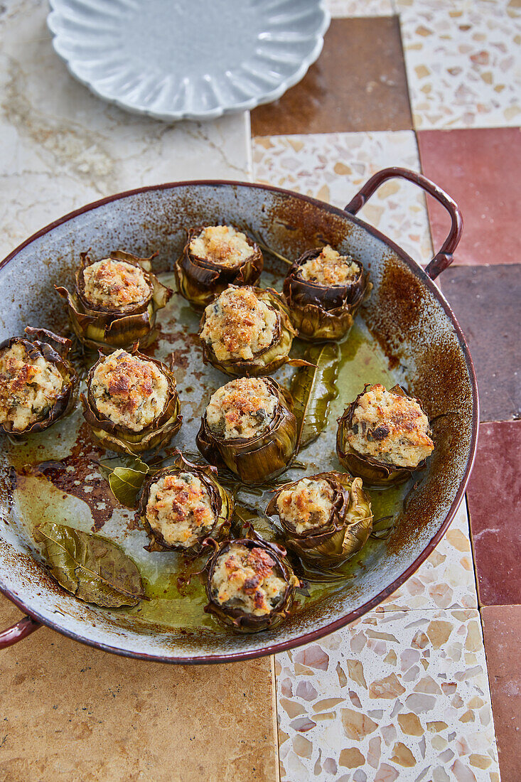 Gefüllte Artischocken mit Ricotta, Sardellen, Oliven und Parmesan