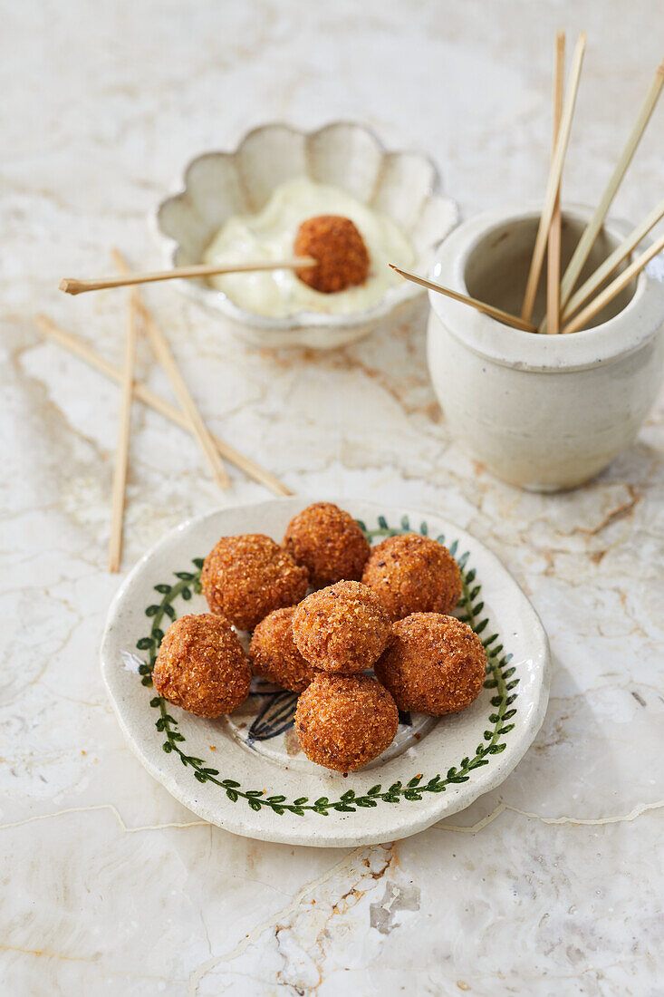 Knusprig frittierte Oliven mit Anchovis-Mayonnaise