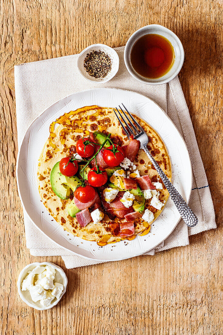 Pfannkuchen mit Speck, Tomaten, Avocado und Feta