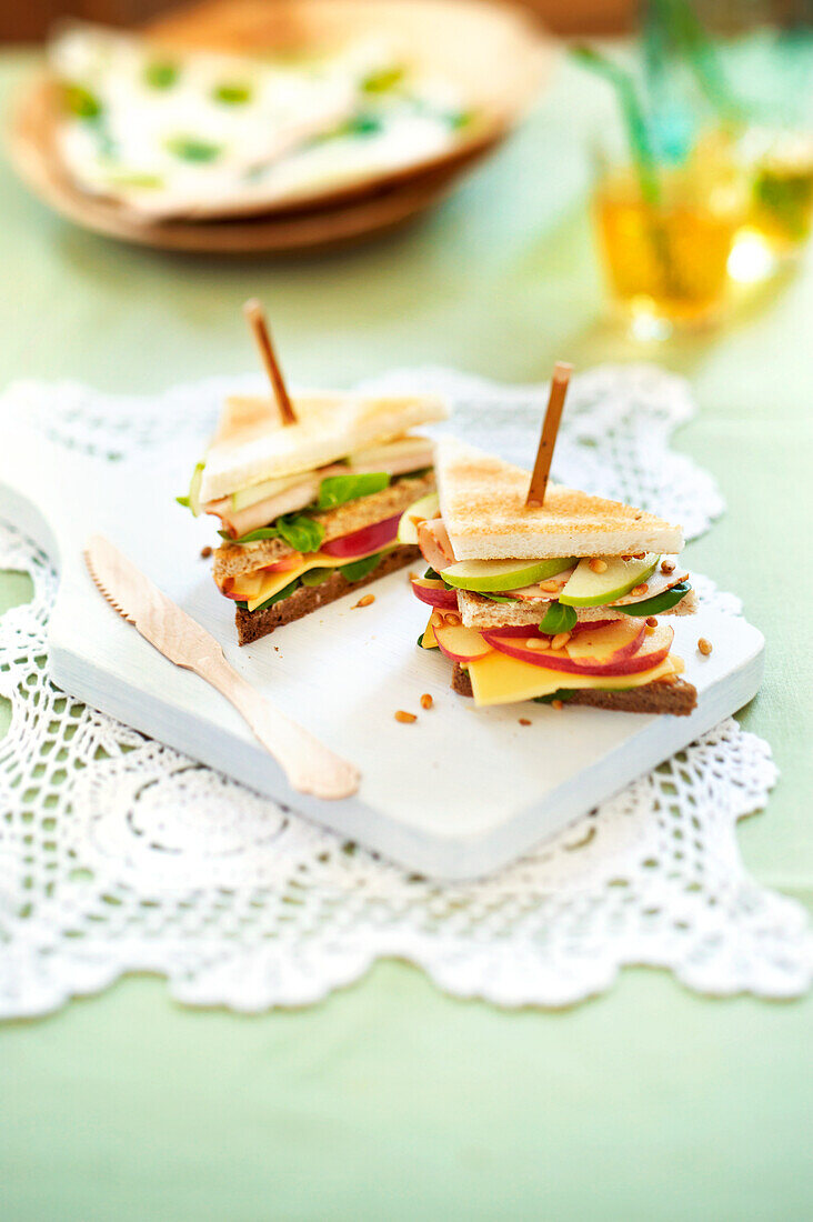 Mini-Sandwiches mit Äpfeln, Radieschen und Käse