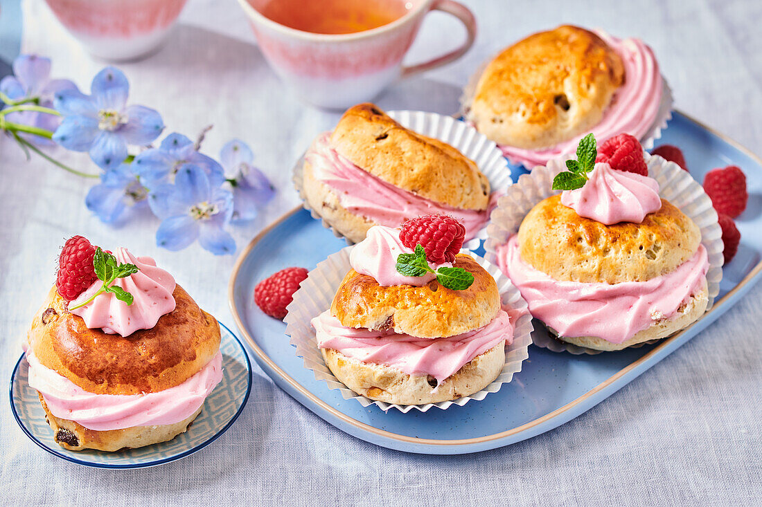 Sweet scone sandwiches with frozen yoghurt