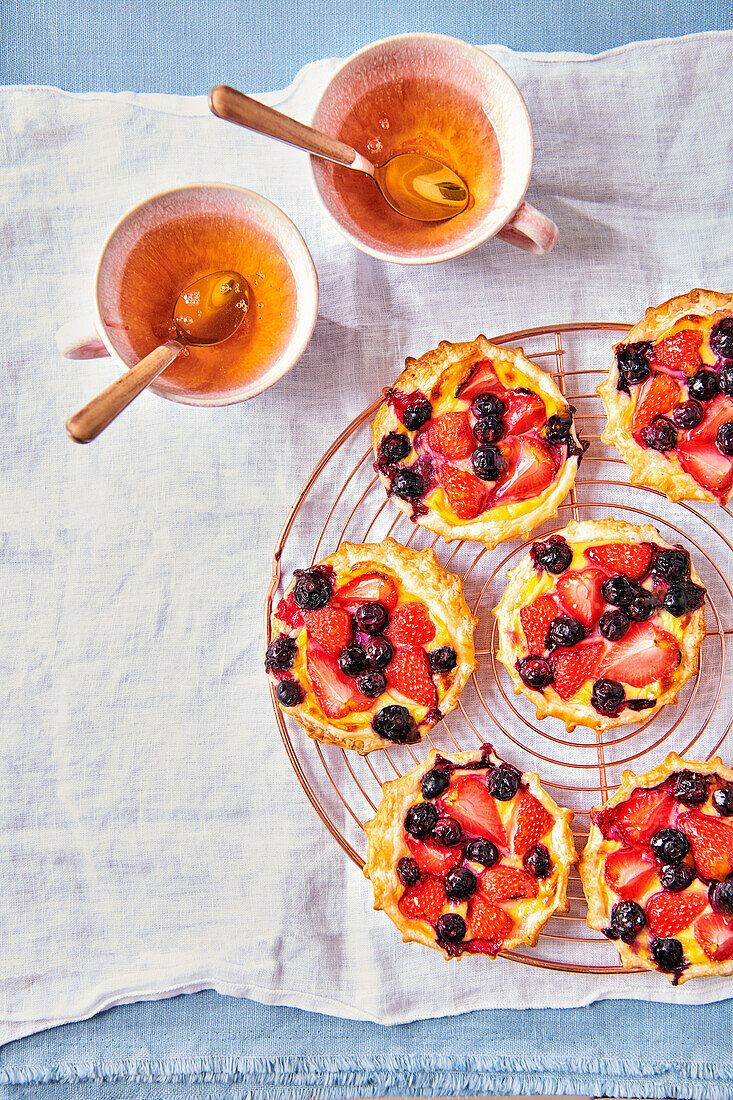 Dänische Törtchen mit frischen Beeren