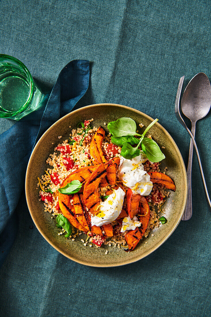 Quinoabowl mit gegrilltem Kürbis