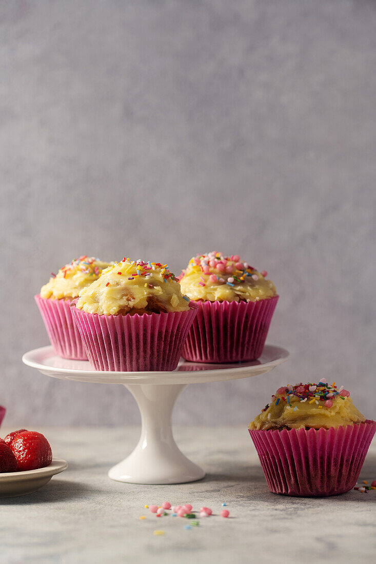 Cupcakes mit Buttercreme und Zuckerstreuseln