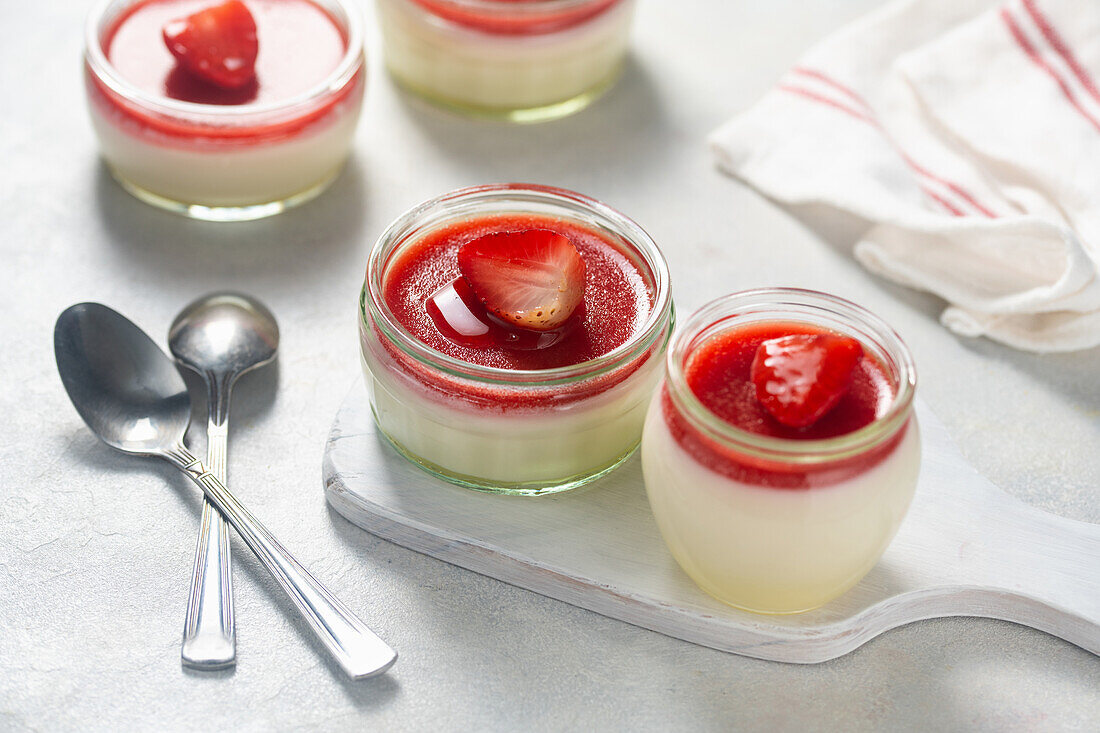 Panna Cotta mit Erdbeerpüree