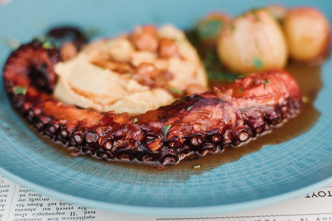Oktopus mit Kichererbsenpüree und Rotweinjus