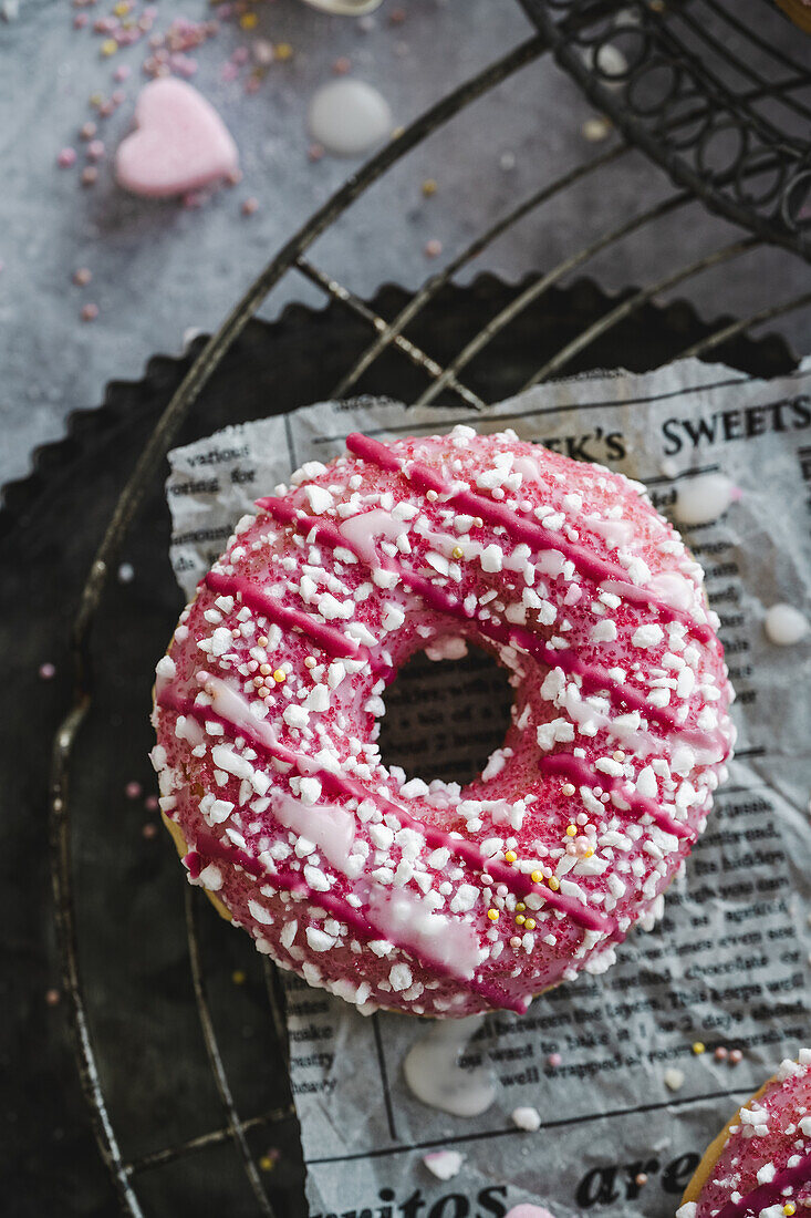 Rosa Donuts mit bunten Streuseln