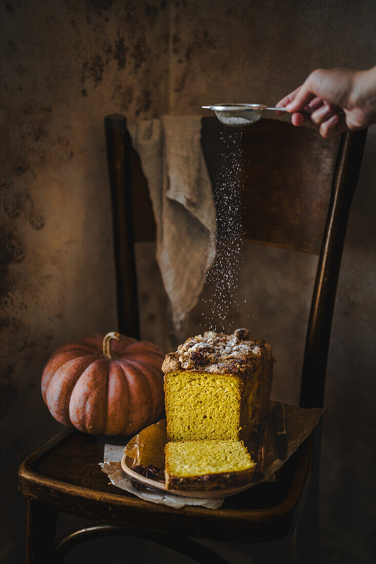 Kürbiskuchen mit Streuseln und Puderzucker