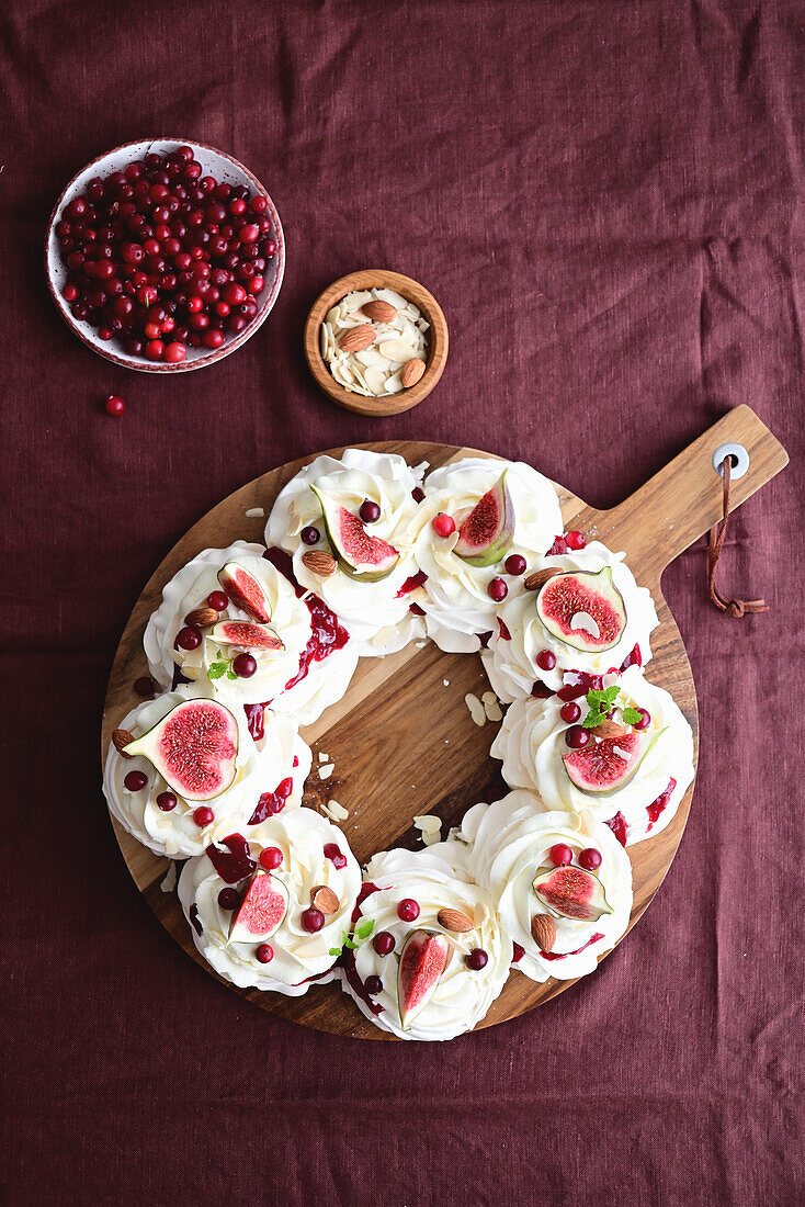 Meringue wreath with cranberry confit and mascarpone cream, decorated with figs
