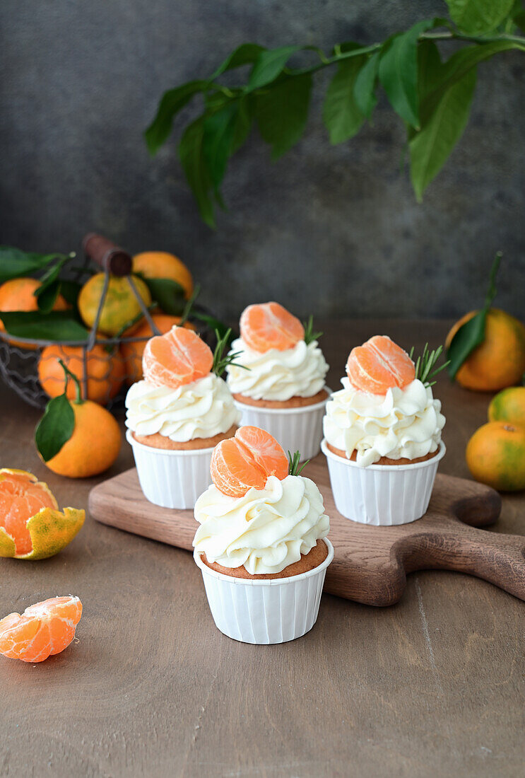 Vanille-Cupcakes mit Mandarinen Curd und Mascarponecreme