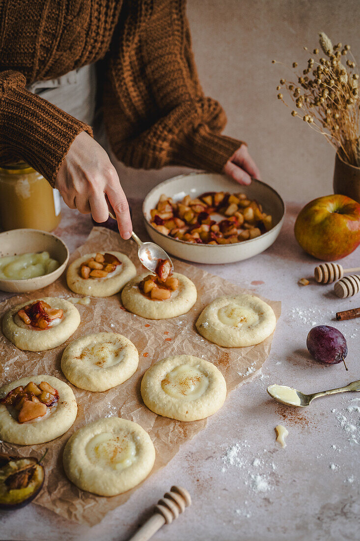 Pudding bites with plums, apples and honey