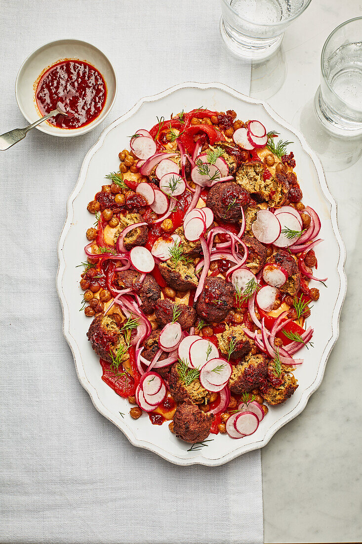 Geröstete Kichererbsen mit Falafel, Radieschen und gepickelten Zwiebeln