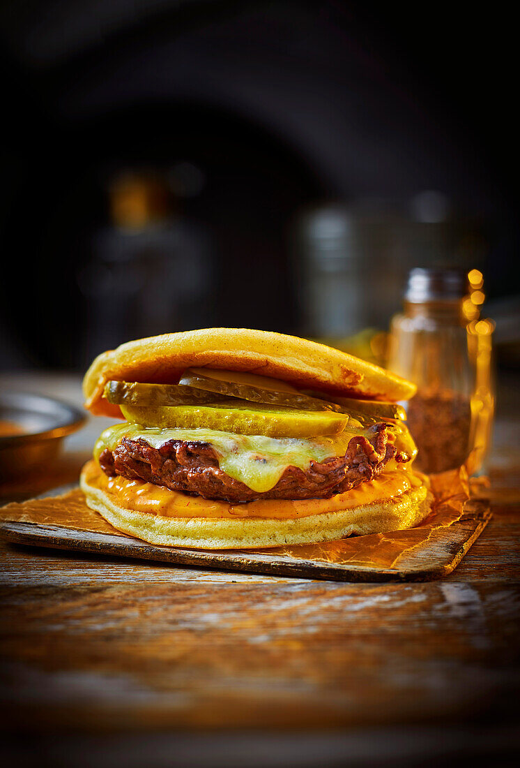 Pancake-Burger mit Käse und sauren Gurken