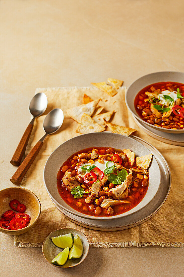 Scharfe Tortillasuppe mit Hähnchen