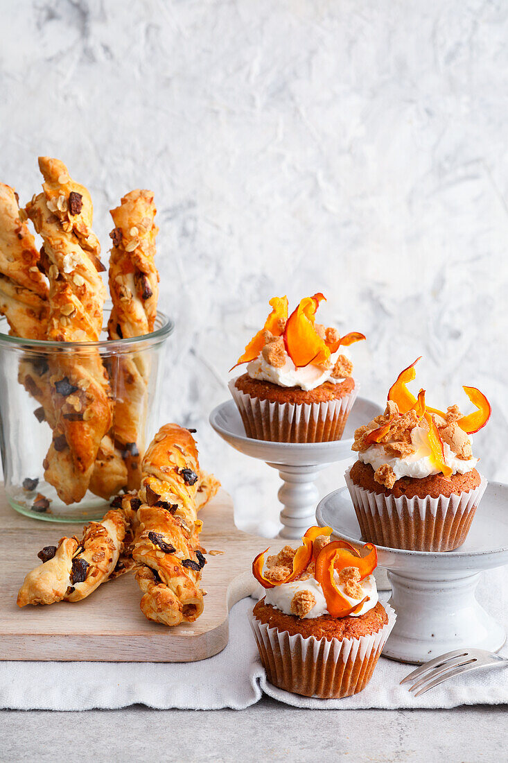 Fruit muesli bars, pumpkin and spelt cupcakes with mascarpone