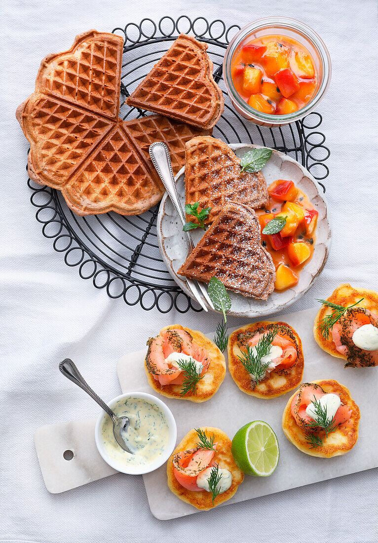 Haselnuss-Waffeln mit Nektarinen-Passionsfrucht-Kompott, Kartoffel-Blini mit Graved Lachs