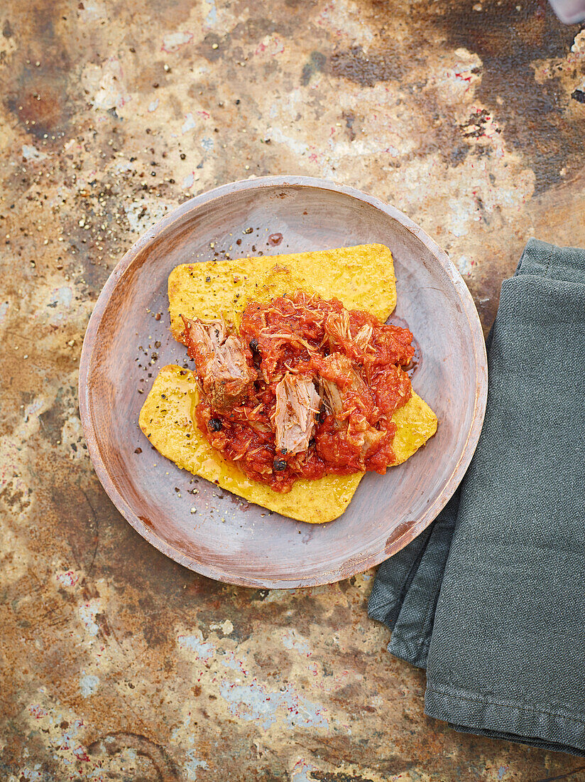 Schweinenacken-Salsiccia-Ragu mit Polenta