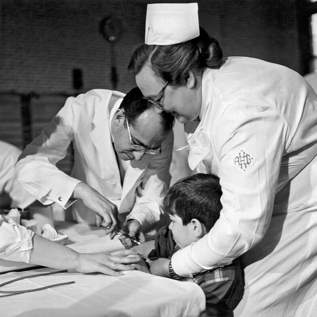 Jonas Salk giving vaccine