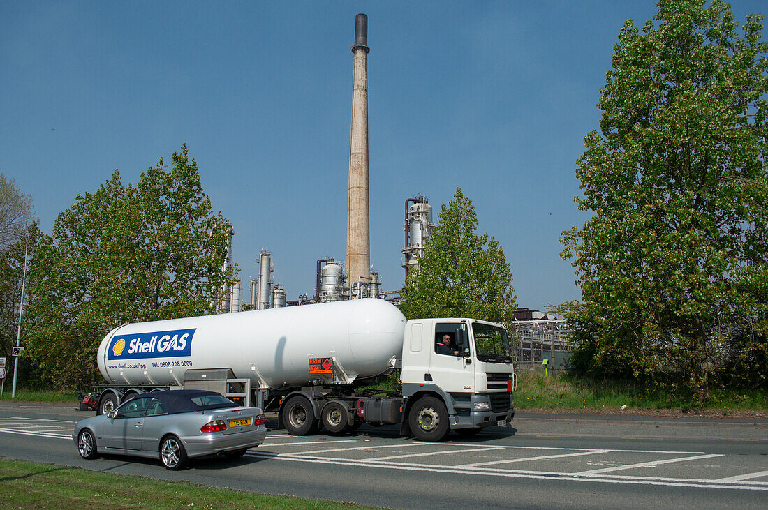 Tanker lorry transporting LPG passing oil refinery