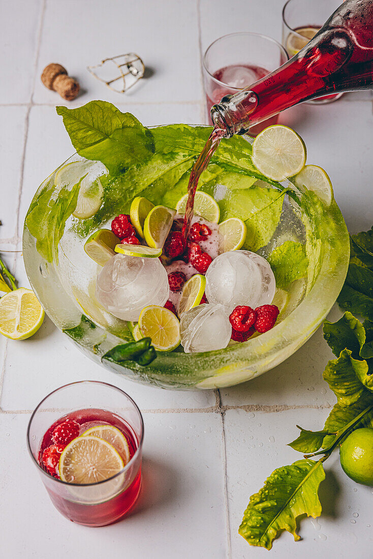 Eis-Bowl mit Beerensaft (Mocktail)