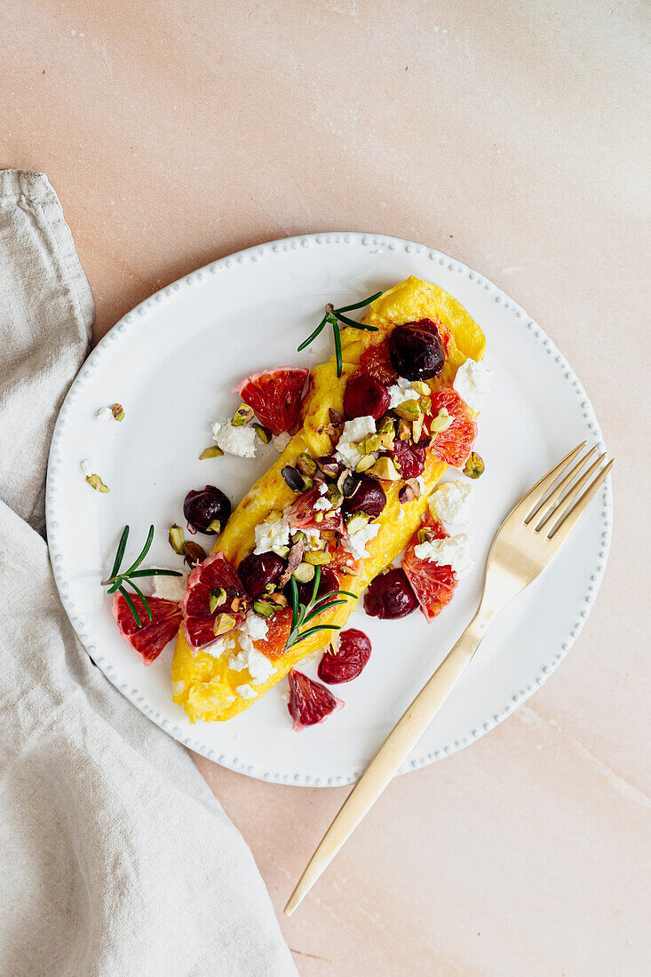 Französisches Omelett mit Kirschen, Blutorange und Ziegenkäse