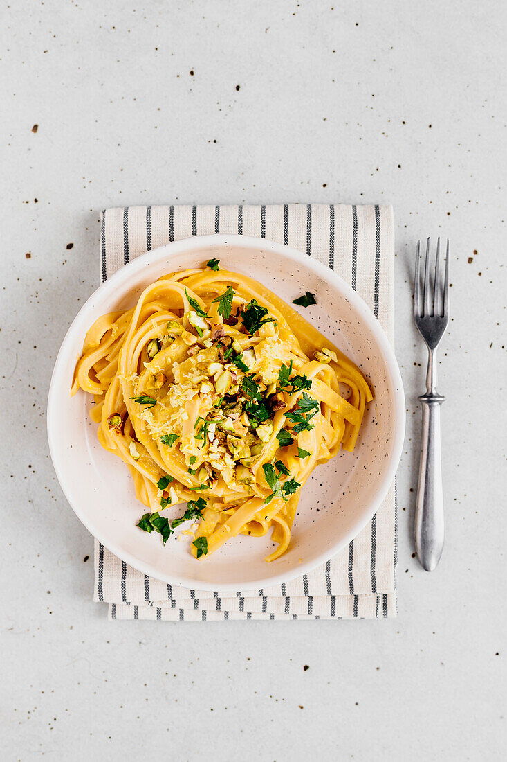 Tagliatelle mit gelber Röstpaprikasauce