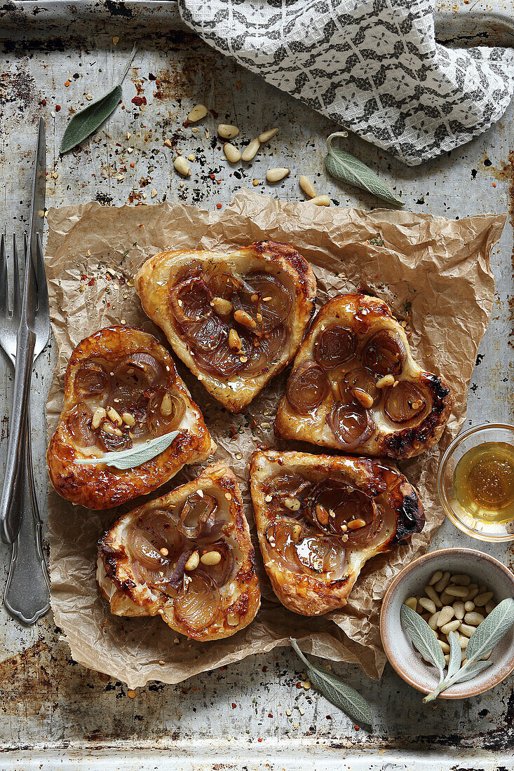 Mini-Tarte-Tatins mit karamellisierten Schalotten, Salbei und Pinienkernen