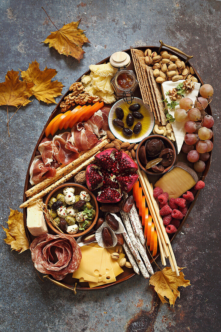 Autumnal platter with sausage, cheese and fruit