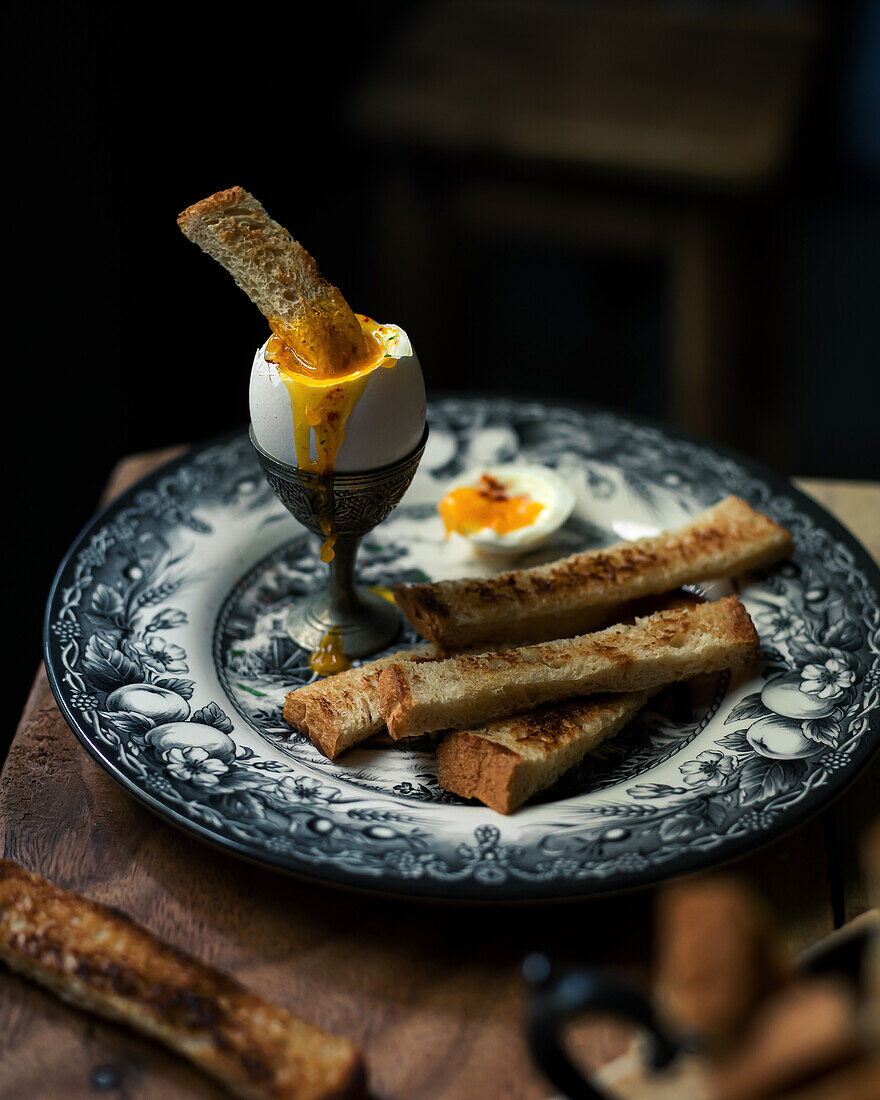 Weichgekochte Eier mit Toaststreifen zum Dippen