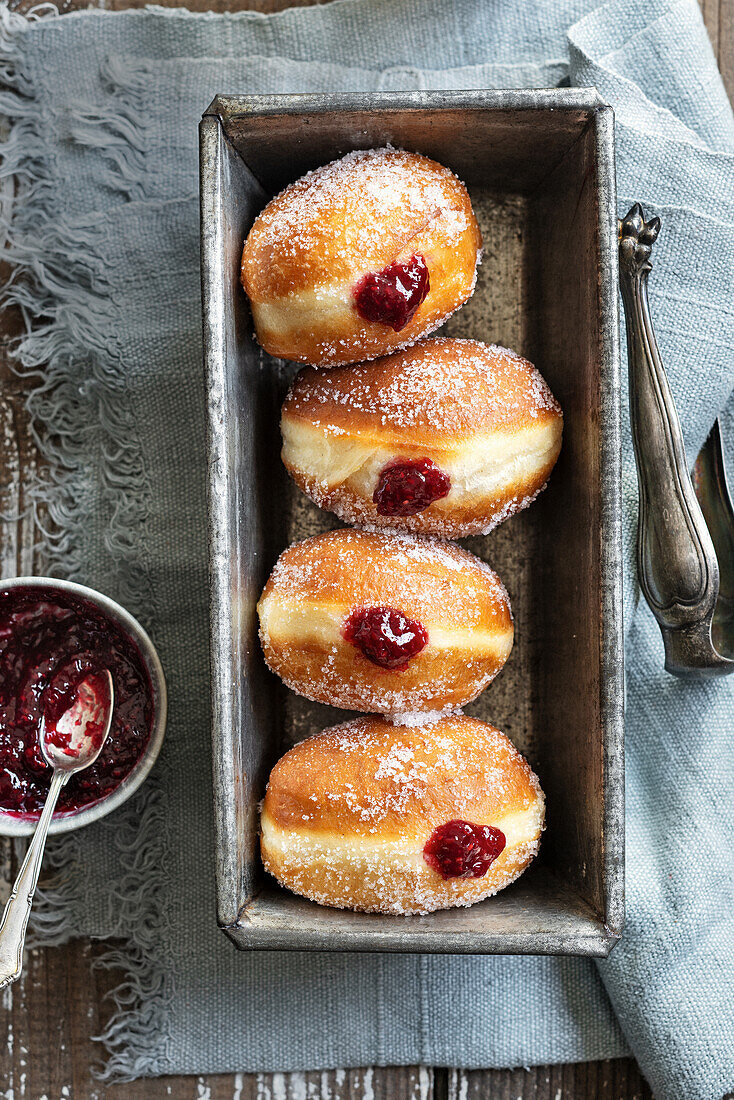 Krapfen mit Himbeermarmelade