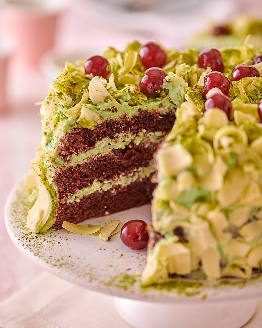 Schoko-Kirschtorte mit Matchacreme und weißer Schokolade