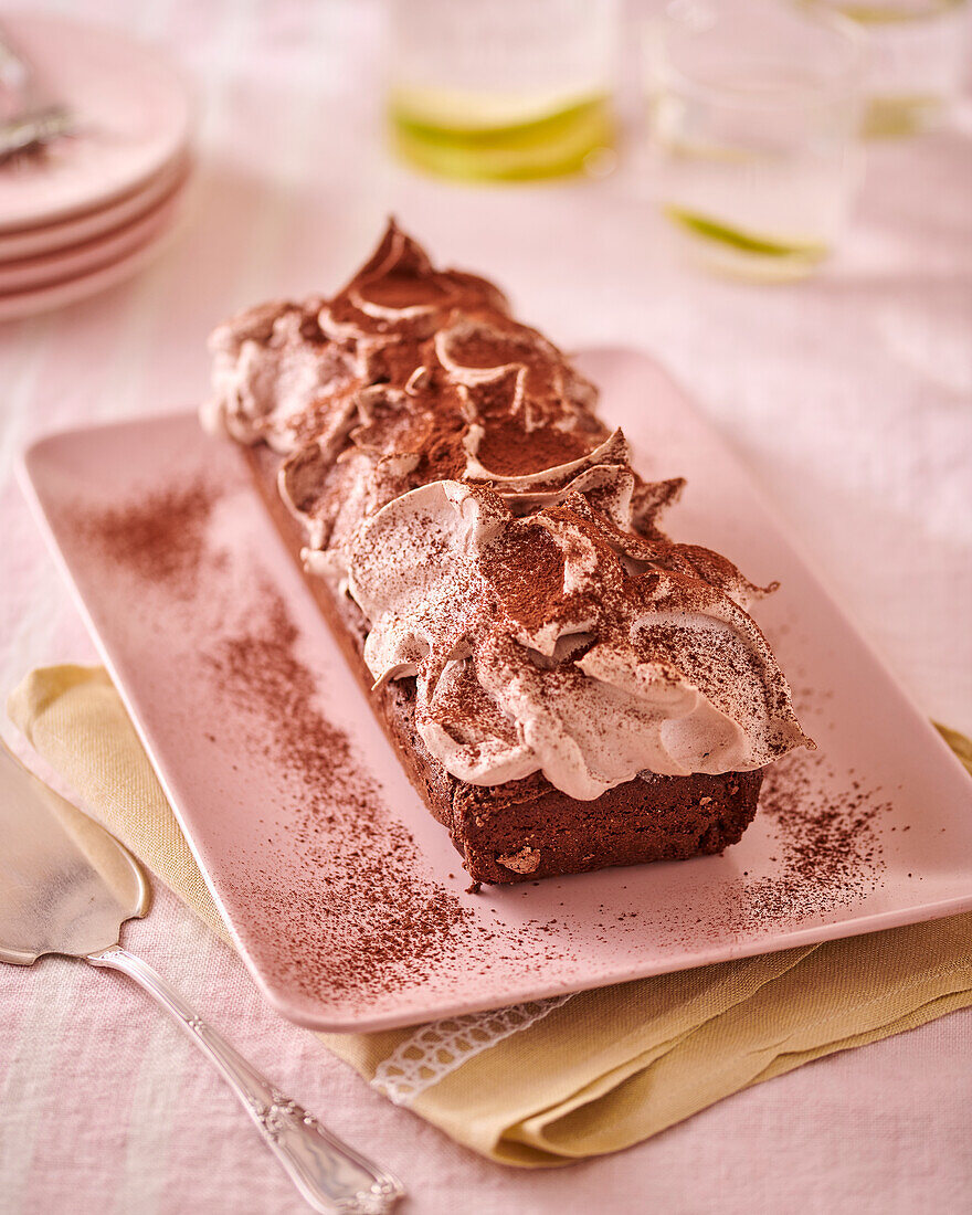 Schokoladen-Kastenkuchen mit Baiserhaube