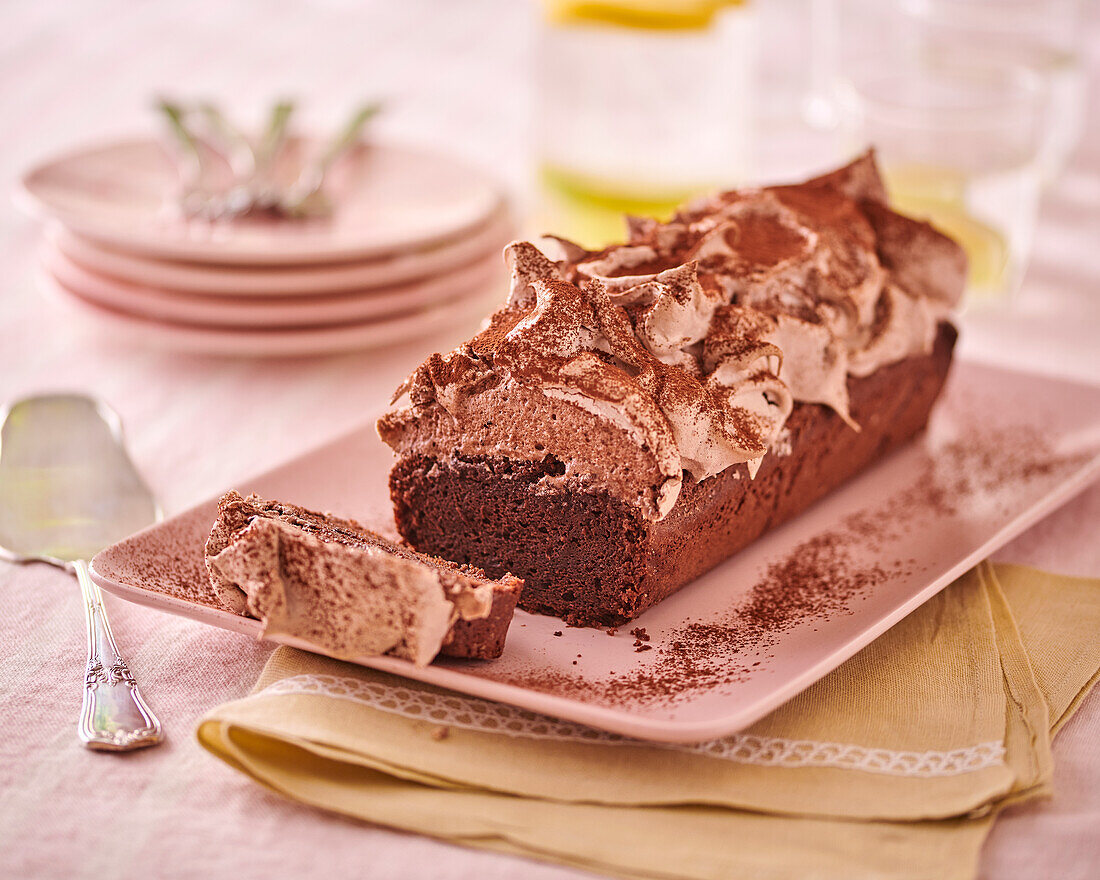 Schokoladen-Kastenkuchen mit Baiserhaube