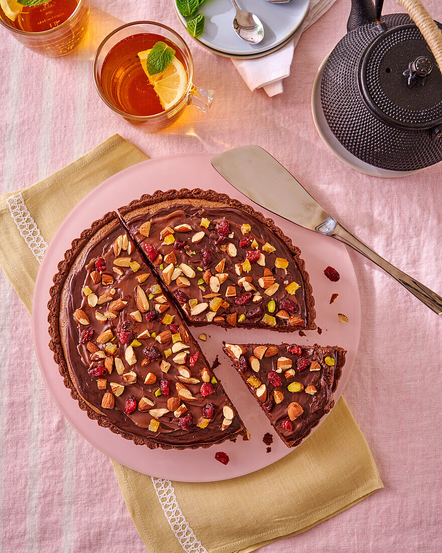 Schokoladen-Tarte mit Kernen und Trockenfrüchten