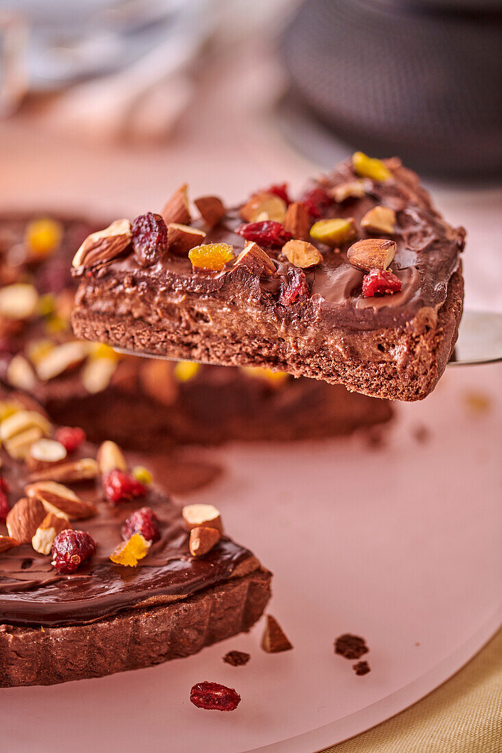 Schokoladen-Tarte mit Kernen und Trockenfrüchten