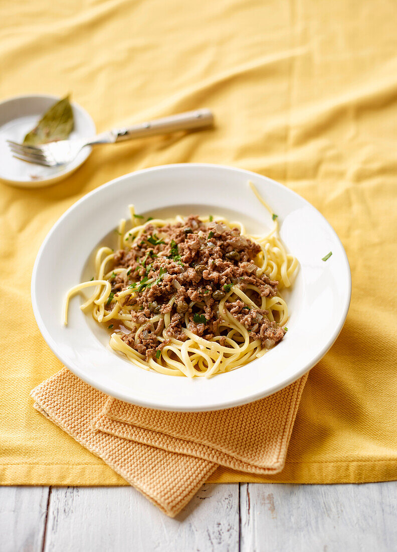 Spaghetti with minced meat and caper sauce