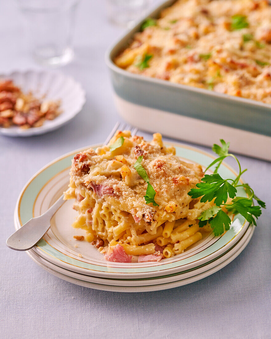 Macaroni casserole with ham and Roquefort
